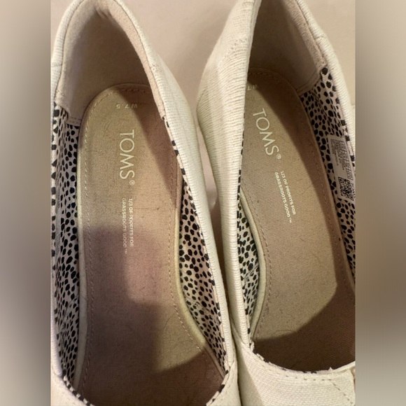 TOMS canvas peep-toe cork wedge slip-ons in EUC. - Picture 8 of 9